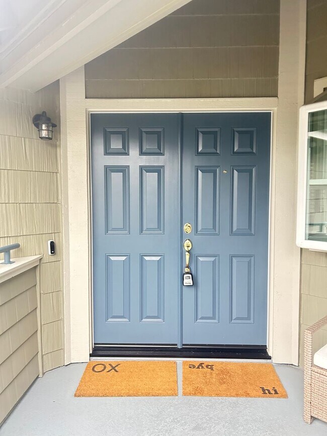 Building Photo - 2 Bed 2.5 bath townhome located on the golf course!