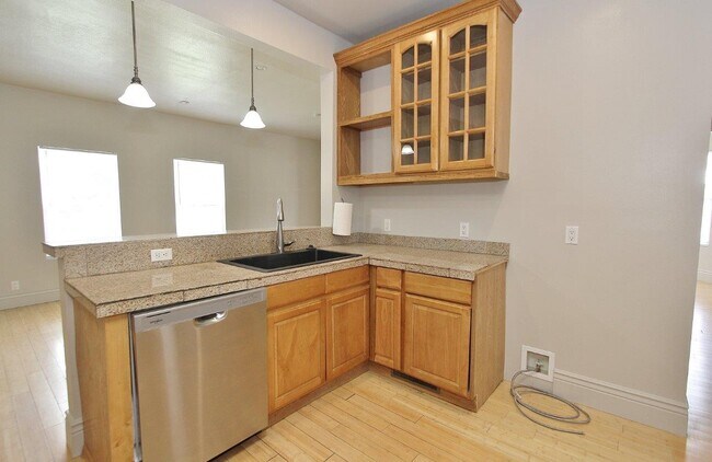 Building Photo - 616 9th Ave S