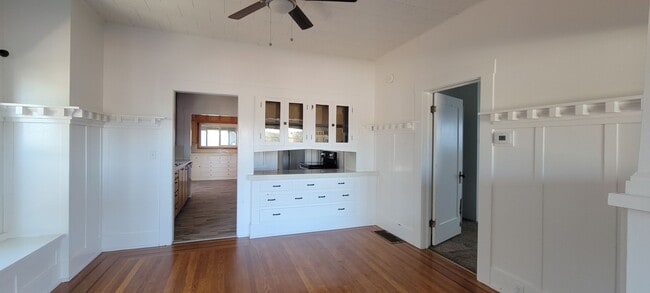 Building Photo - Enjoy The River Breeze On The Front Porch