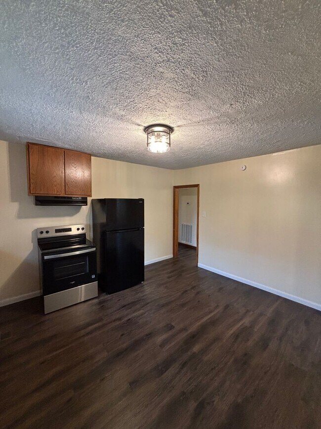 Building Photo - Newly Remodeled rancher in Halls