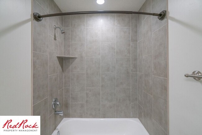 Building Photo - Modern Townhome in Desirable Hurricane Hei...