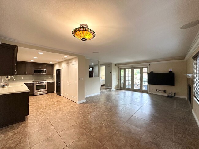 Building Photo - Spacious Townhome with Inviting Large Pati...