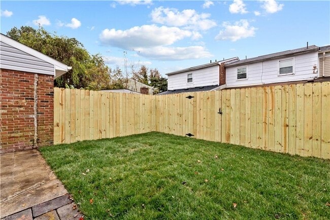 Building Photo - Updated Townhome in Virginia Beach