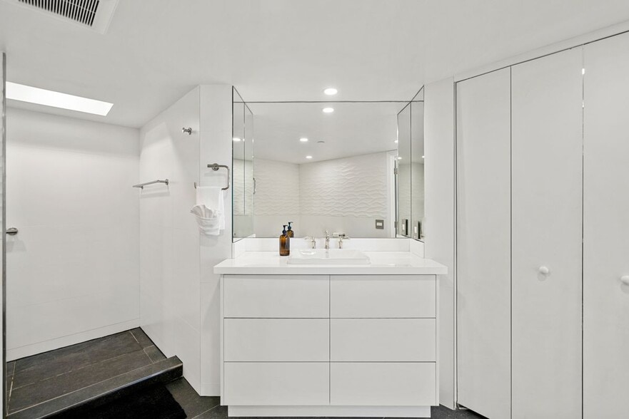 Building Photo - 5757 Collins Ave