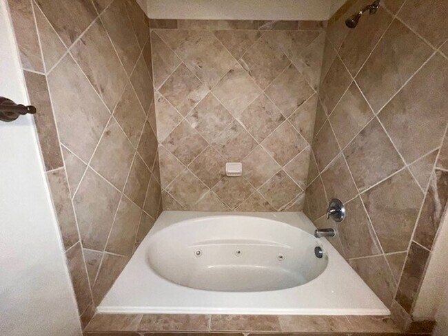 Building Photo - MOVE IN MAY-OVIEDO RENTAL!BEAUTIFUL 3 bd 2.5 bath townhome! 2 CAR ATTACHED GARAGE!FRESH PAINT!