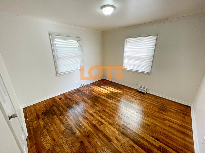 Building Photo - 117 Mayo Dr