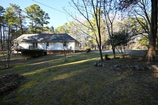 Building Photo - Stunning 3BR / 3BA Home on 2.48 Acres – Hillsborough, NC