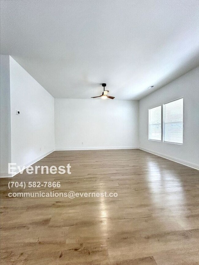 Building Photo - Home with Driveway and Modern Appliances / 3 Bed, 2 Bath  / Vuocher Accepted / Pet-friendly / Com...