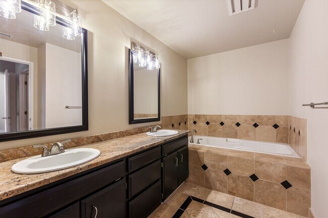 Building Photo - Beautiful Downtown Coeur d' Alene Condo  w/ Amazing Views!