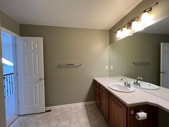 Building Photo - Splendid Townhome in Castle Pines