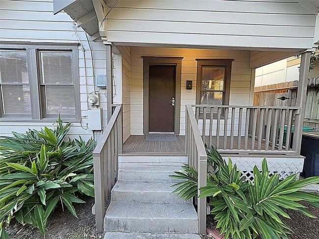 Building Photo - 2812 St Emanuel St