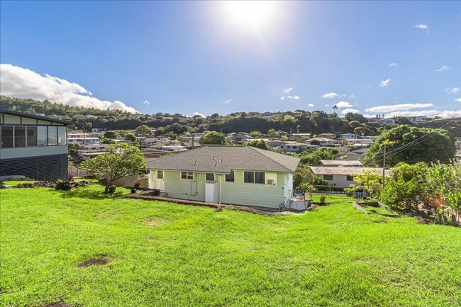 Building Photo - Lovely Moanalua Valley home with spacious ...