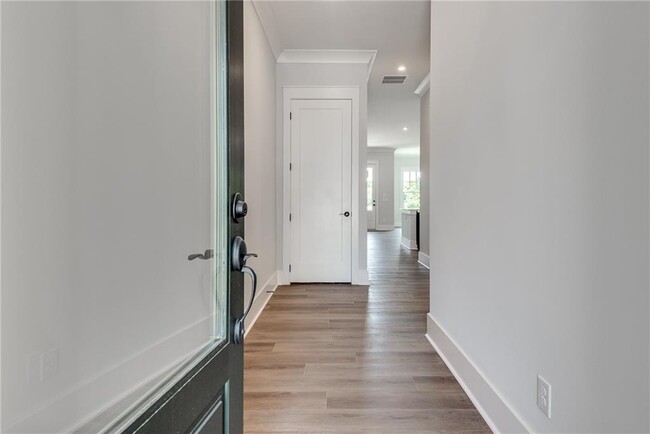 Building Photo - 435 Maplewood Dr