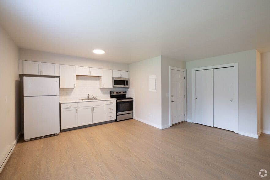 2BR, 1BA - 800SF - Kitchen - Discover Peaceful Living at Black Creek Ap...