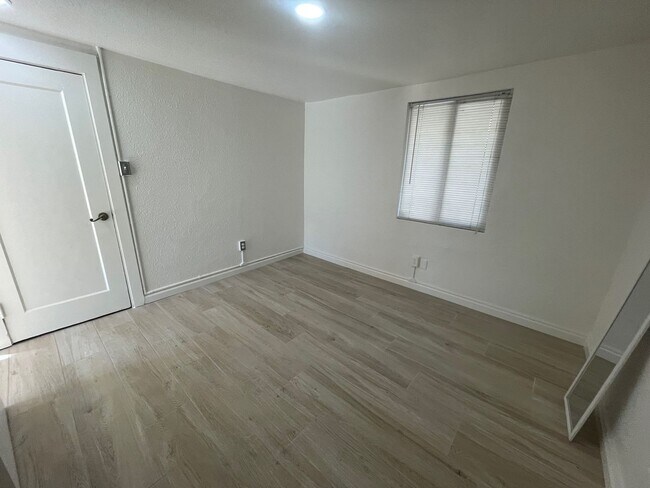 Building Photo - Beautifully maintained detached house with A/C, parking, refrigerator, washer and dryer, private ...