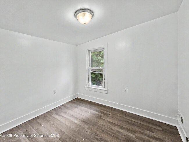 Building Photo - 907 Green Ridge St