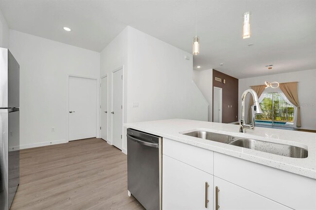 Building Photo - 380 Famagusta Dr