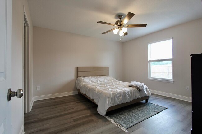 Building Photo - 5366 Highview Dr