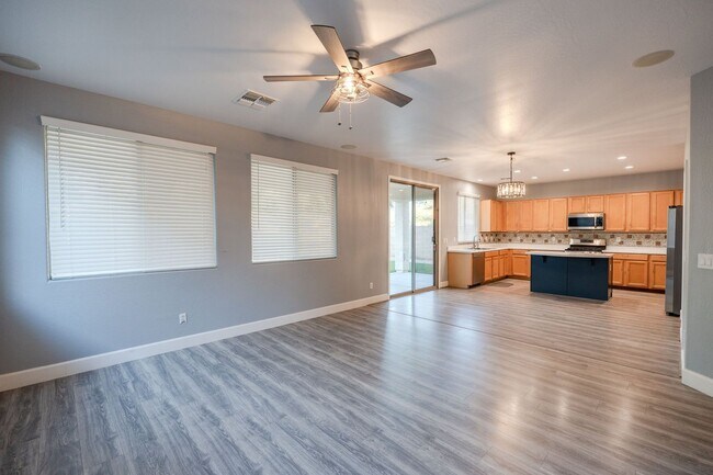 Building Photo - $3,500 For Lease Starting June 1, 2026 4 beds-2.5 Baths 2,421 Sq. Ft.  Amazing Gilbert 85298 Home...