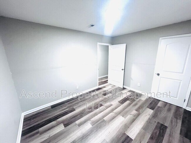 Building Photo - 3341 Pinewood Ave