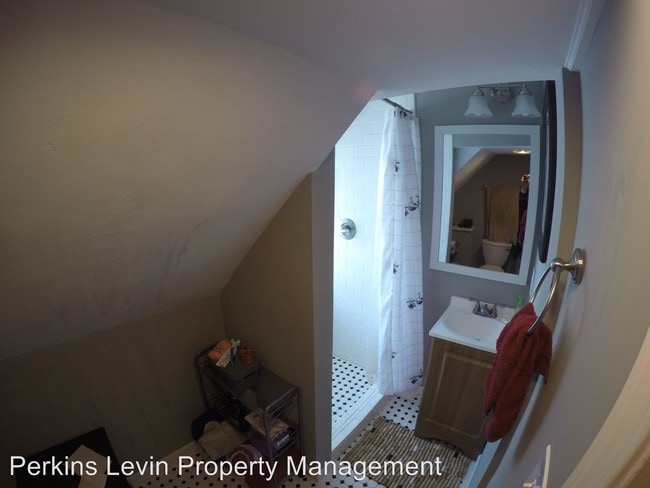 Building Photo - 735 Quincy St NE