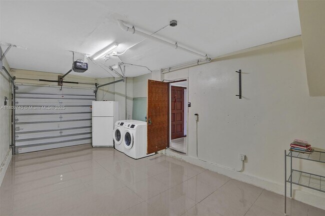Building Photo - 2529 NE 135th St