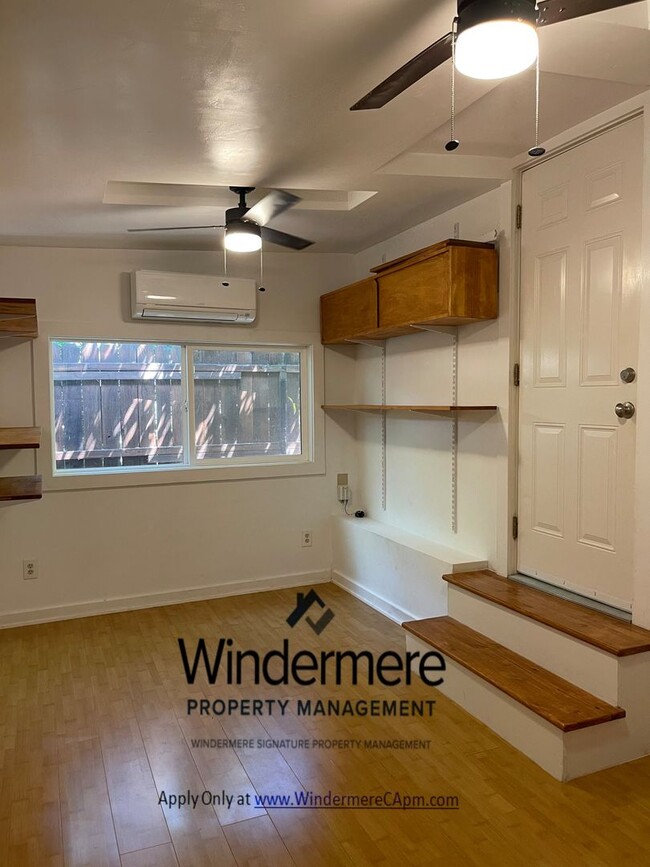 Building Photo - Charming Land Park Bungalow 1x1 with Bonus...