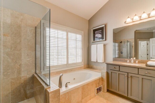 Building Photo - 704 Longleaf Dr NE
