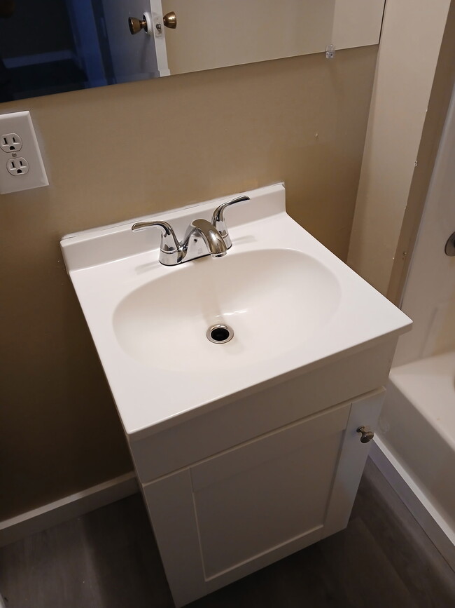 Building Photo - 204 N Warren St