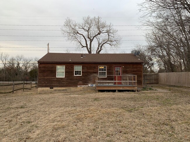 Building Photo - This rustic 2 bedroom cabin is 2.5 miles f...