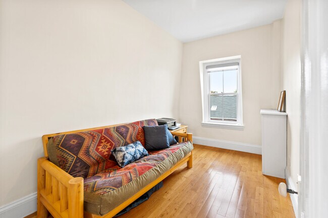 second bedroom with futon bed - 34 Pine St