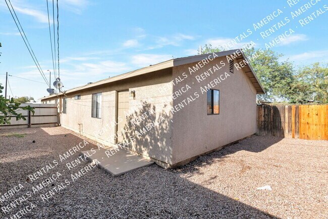 Building Photo - 1107 W Sonora St