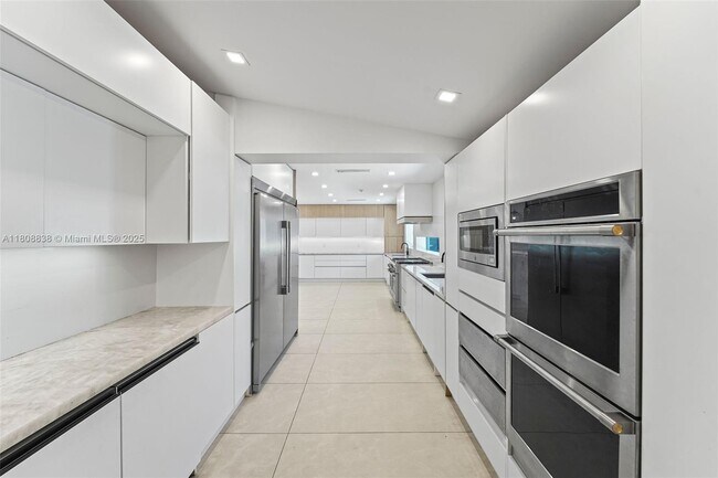 Building Photo - 3748 Prairie Ave