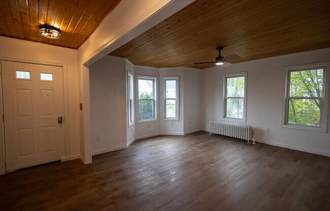 Building Photo - Beautifully renovated home