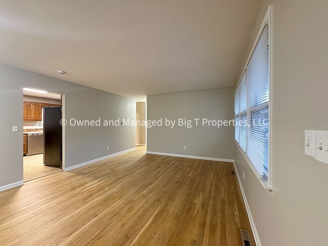 Building Photo - Cute ranch house with huge fenced yard