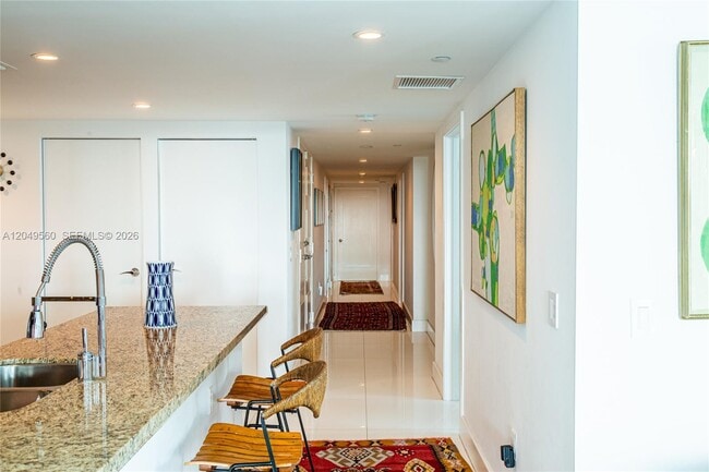 Building Photo - 9400 W Bay Harbor Dr