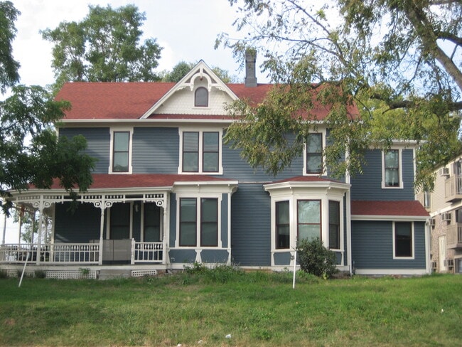 Building Photo - 230 S Dodge St