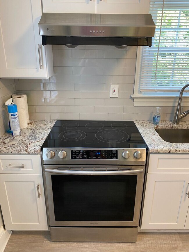 Building Photo - Updated 3 bedroom, 1.5 bathroom single fam...