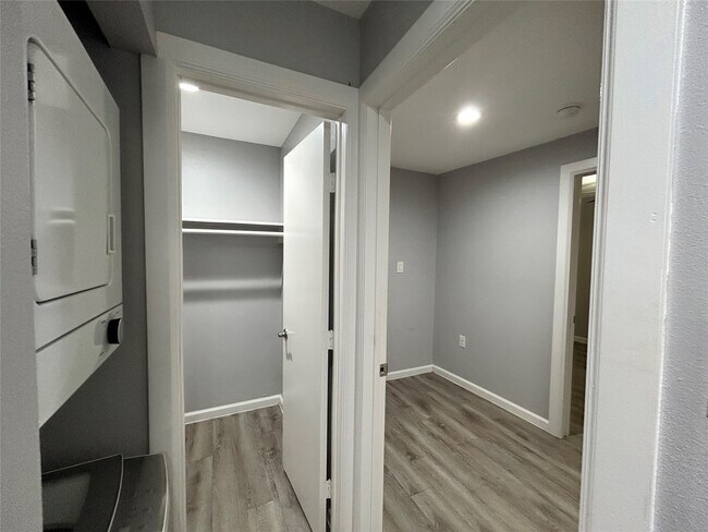 Building Photo - 2807 Beauchamp St
