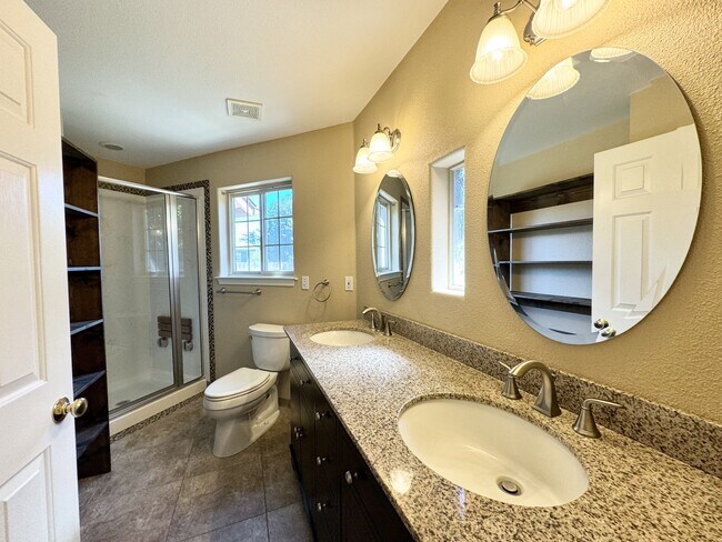 Building Photo - 260 Arnos St