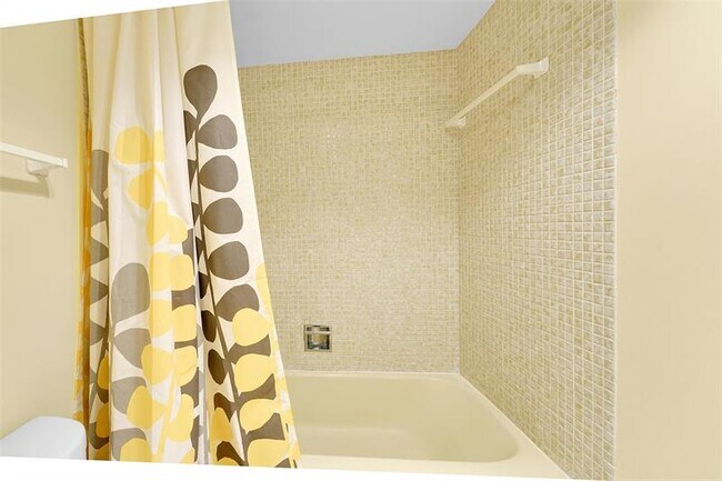 Building Photo - 3150 N Palm Aire Dr