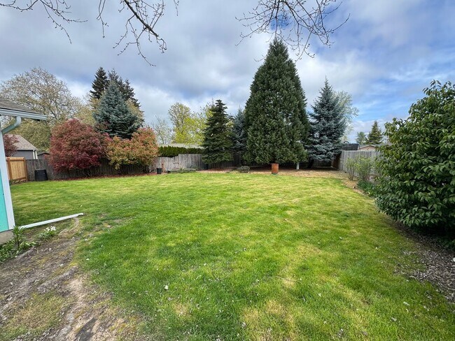 Building Photo - Charming 3 Bed / 2 Bath Ranch on Large Lot – Cul-de-Sac Location – $2,495/mo