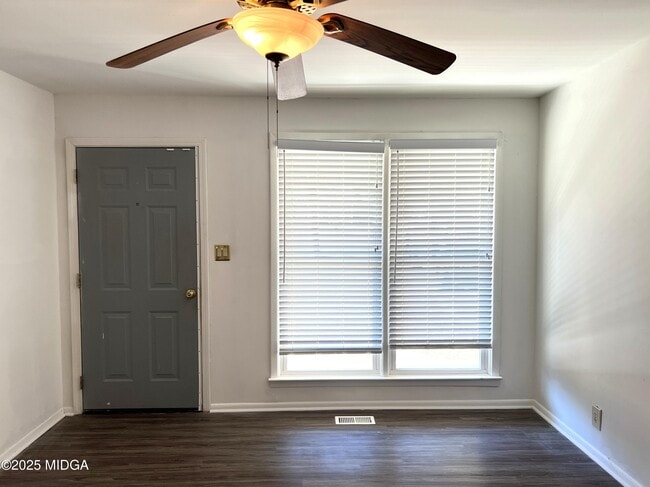 Building Photo - 3347 Thunderbird Rd