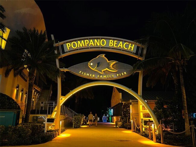 Building Photo - 400 N Riverside Dr