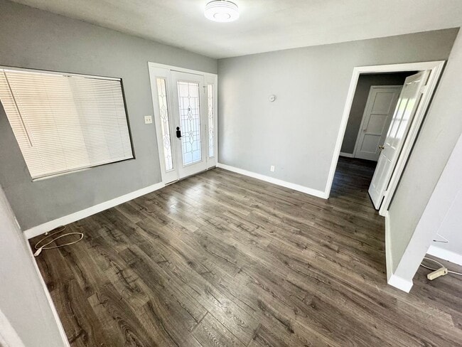 Building Photo - 2 bed 2 bath Single family home with a big...