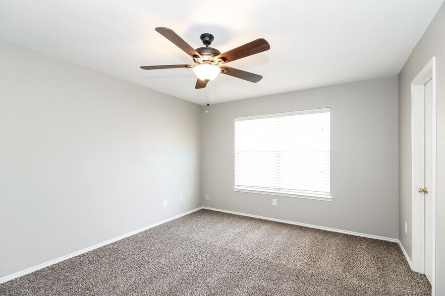 Building Photo - 209 Tulip Ln