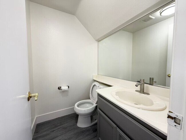 Building Photo - Beautifully renovated and move-in ready home located in the heart of Green Valley