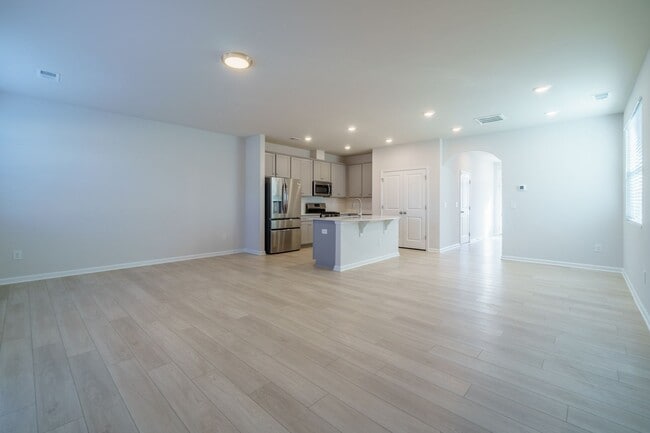 Building Photo - Almost New End Unit Townhome in desirable Chateau community
