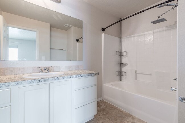 Building Photo - 3 bed 2 bath home