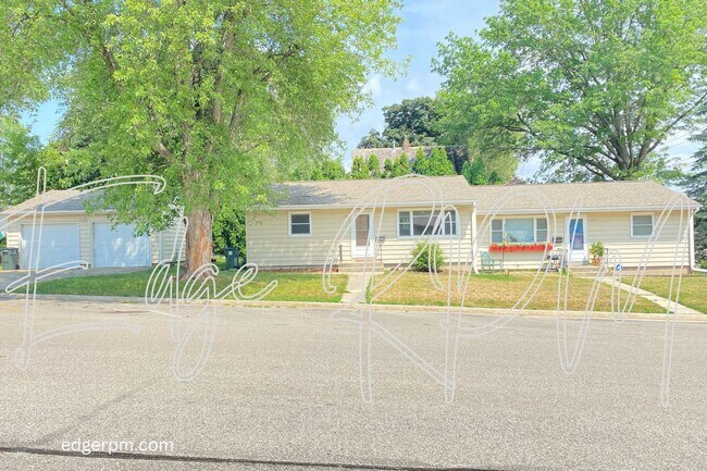 Building Photo - 3 BEDROOM 2 BATH DUPLEX Short Term Leasing!